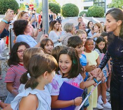 Doña Letizia saluda a los niños congregados a la puerta del Auditorio Nacional de Música que, amablemente, felicitaron a Su Majestad en su 50 aniversa